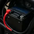 Акумулатор за мотоциклет монтиран и свързван с червен плюс кабел