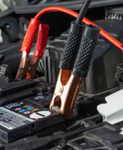 Зареждане на акумулатор за автомобил с кабели и щипки - зарядни устройства и кабели за автомобили.